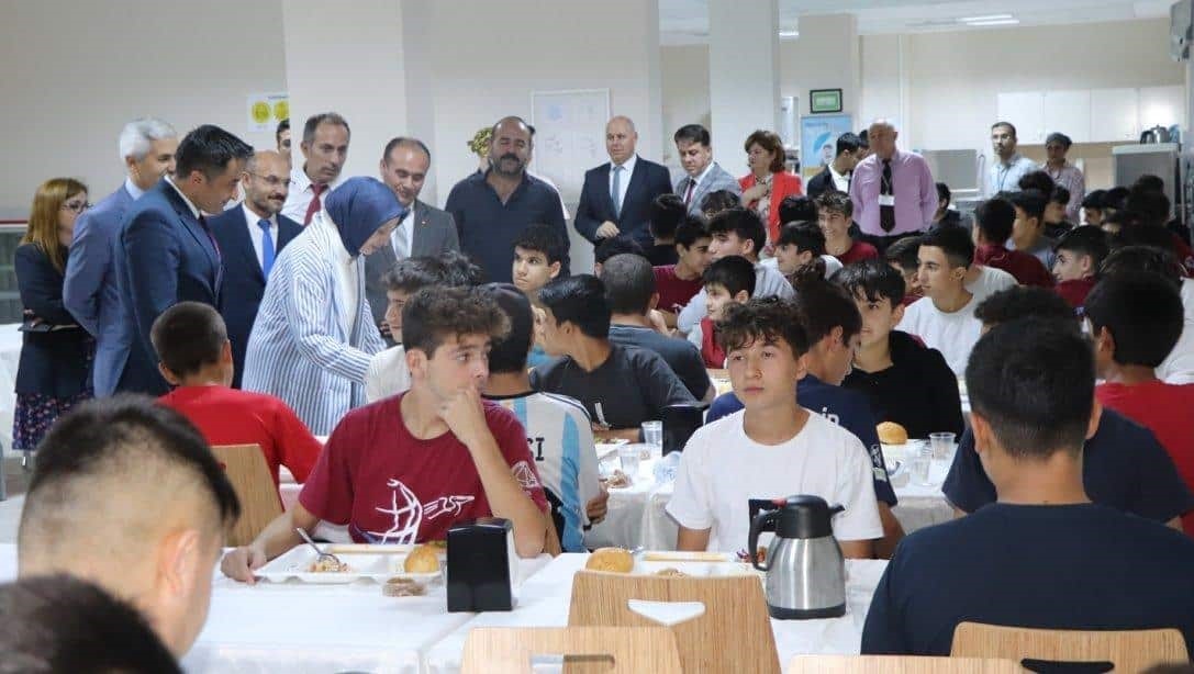 Milli Eğitim M&uuml;d&uuml;r&uuml; Durmuş, &ouml;ğrenci ve &ouml;ğretmenlerle bir araya geliyor
