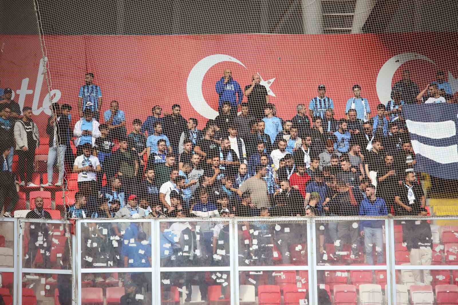 Adana Demirsporlu taraftarlar, takımını yalnız bırakmadı
