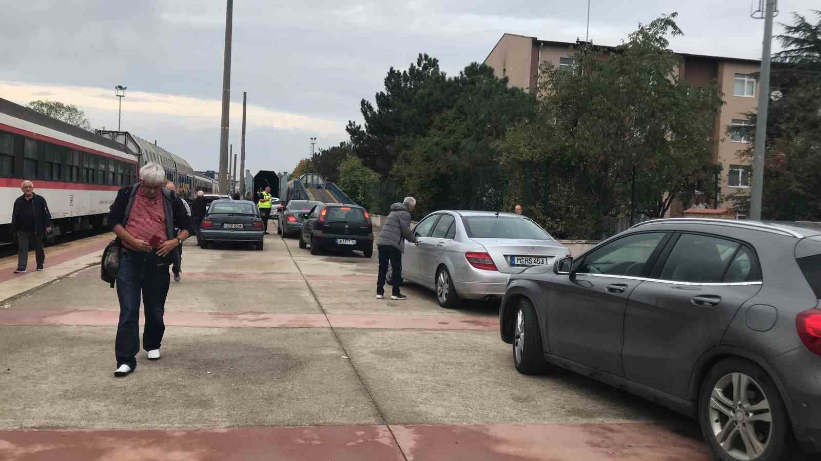 Yorgun gurbet&ccedil;iler arabalı tren ile Avrupa &uuml;lkelerine d&ouml;n&uuml;yor
