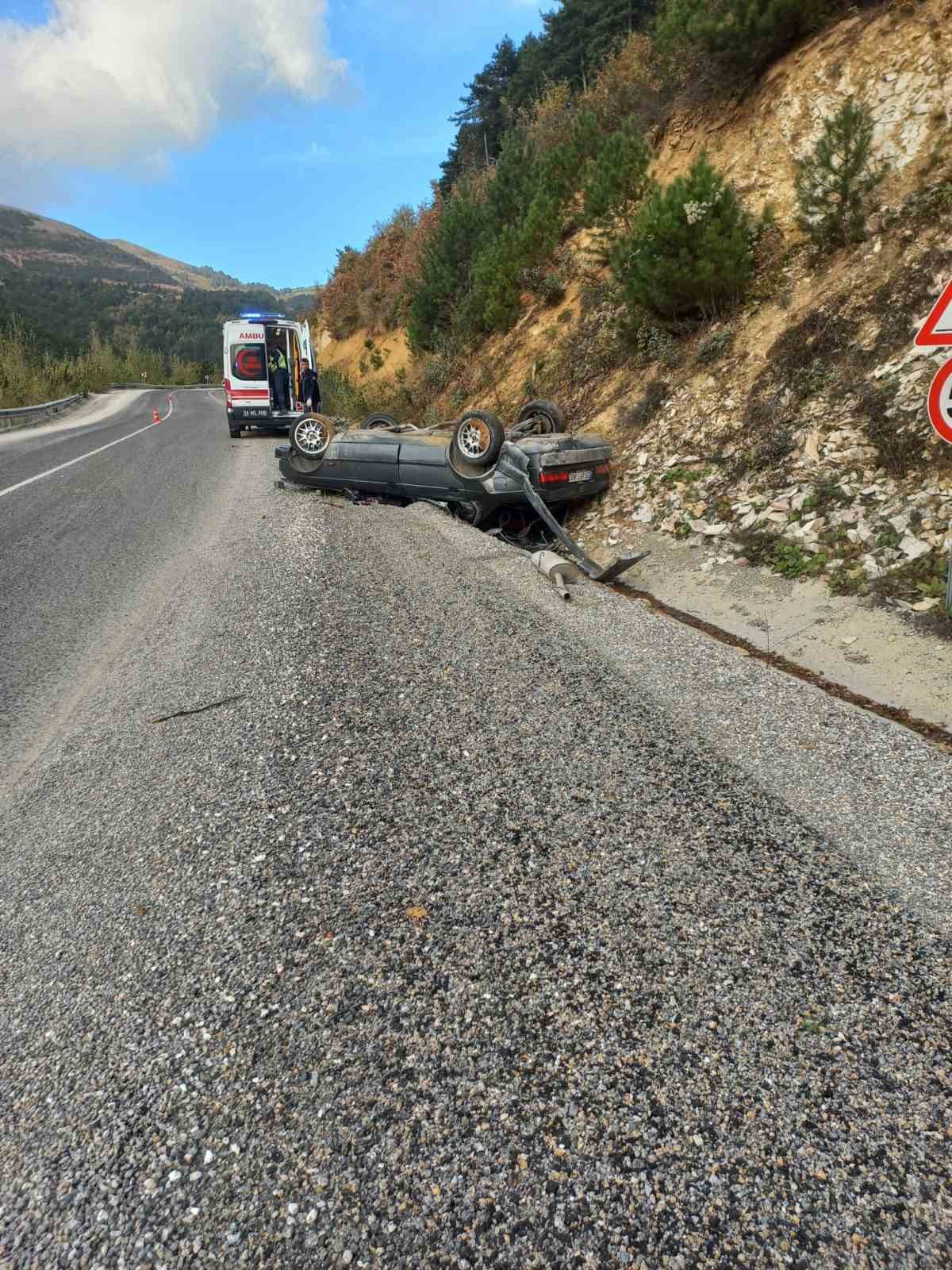 Bolu’da virajı alamayan otomobil takla attı: 2 yaralı
