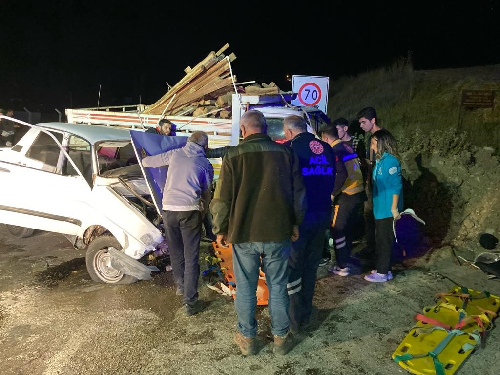 Adıyaman&rsquo;da otomobil kamyonetle &ccedil;arpıştı: 2 yaralı
