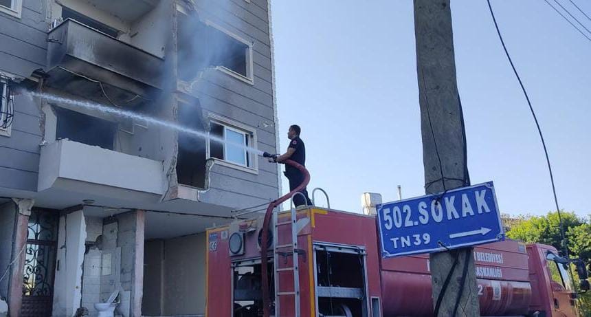 Hatay’da ağır hasarlı binada yangın çıktı