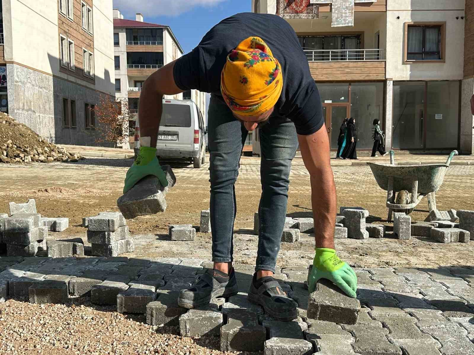 Yüksekova’da bozulan yollar onarılıyor