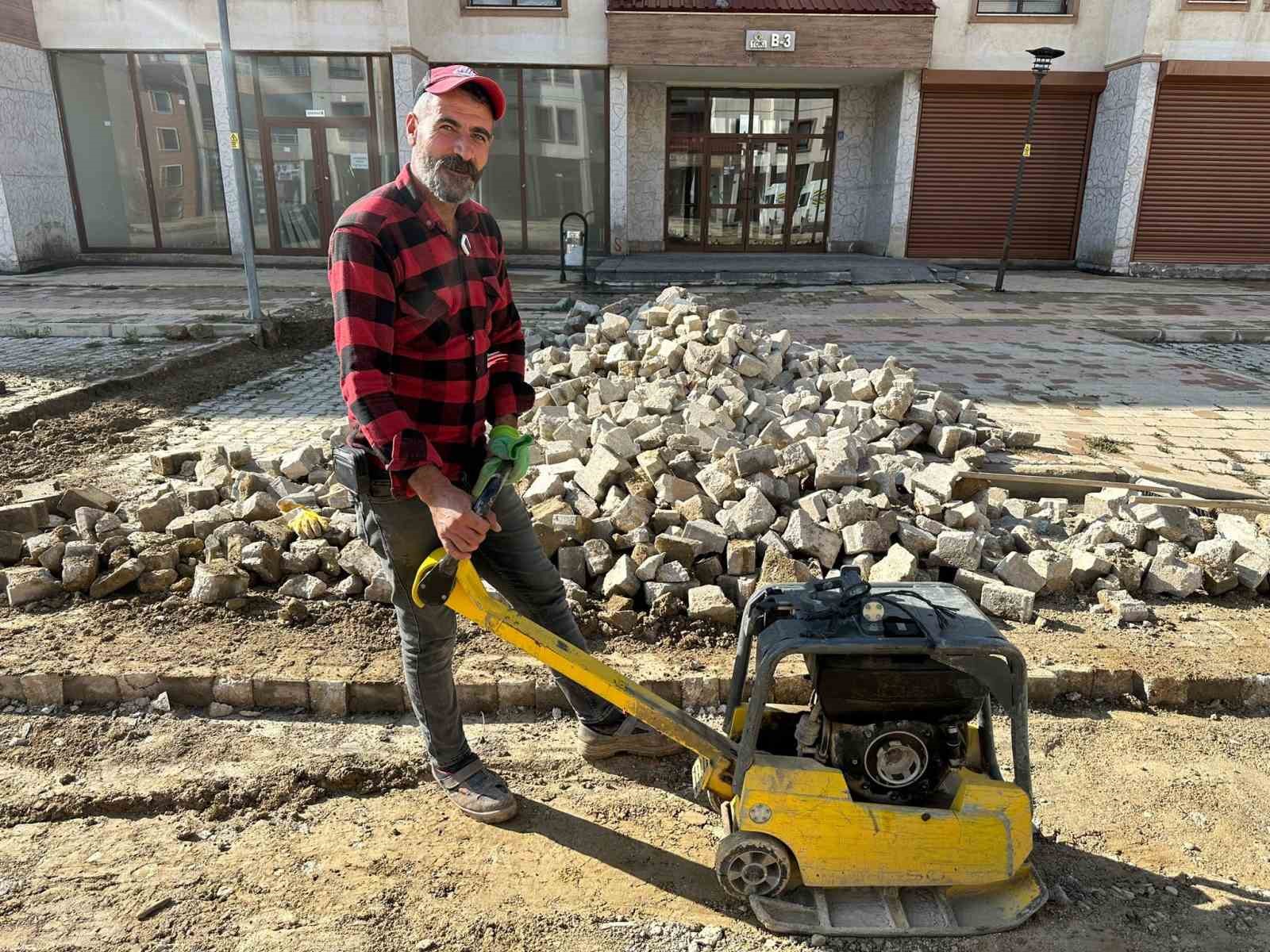 Yüksekova’da bozulan yollar onarılıyor