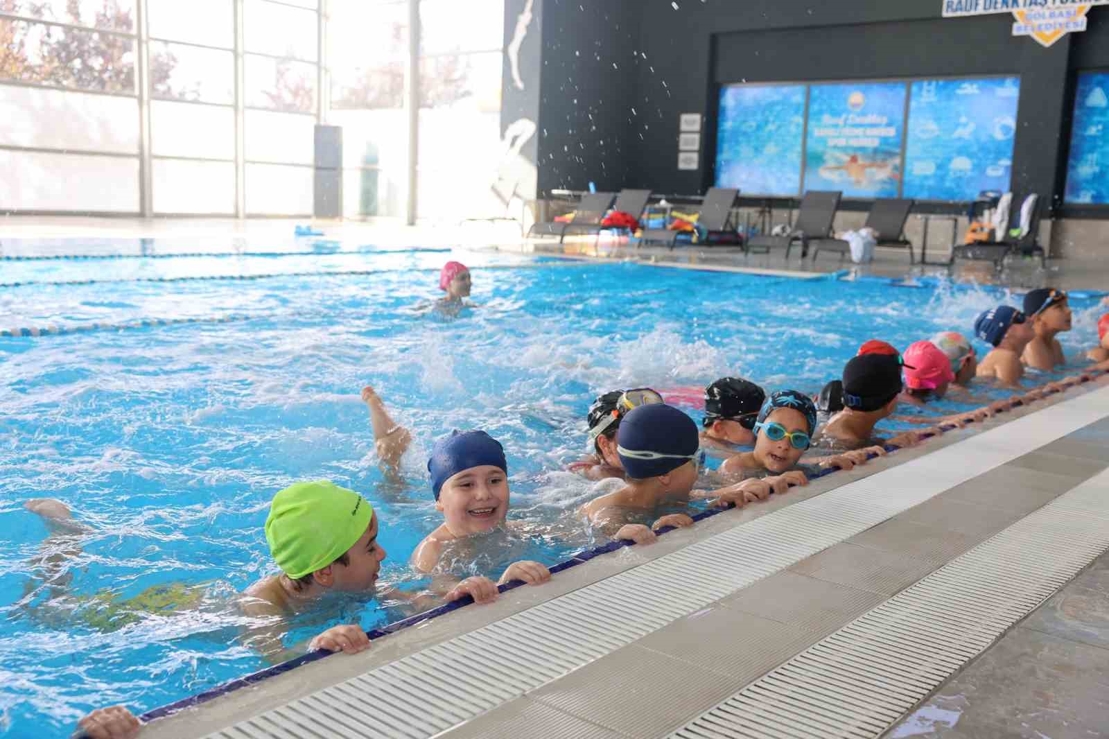 Gölbaşı Belediyesi çocuklara kurslarla yüzme öğretmeye devam ediyor
