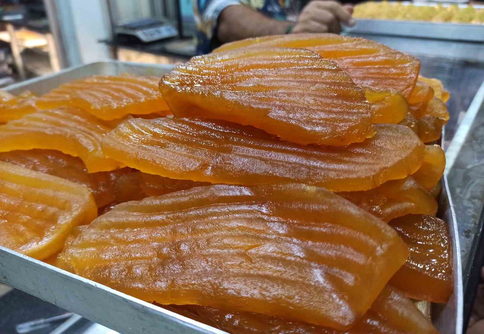 Kahramanmaraş&rsquo;ta bir tatlıcı depremde 10 saat enkazda kaldı, şubeleri zarar g&ouml;rd&uuml; tatlı yapmaktan vazge&ccedil;medi
