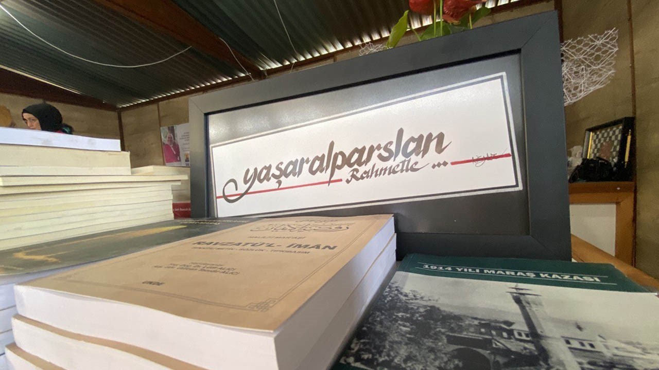 Deprem şehidi k&uuml;lt&uuml;r el&ccedil;isi Yaşar Alparslan&rsquo;ın anısı kitapları ile yaşatılıyor
