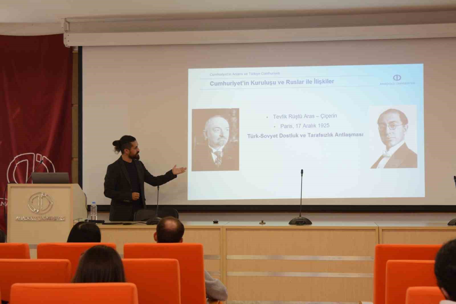 Edebiyat Fakültesinde ’Cumhuriyetin Anlamı ve Türkiye Cumhuriyeti’ konuşuldu