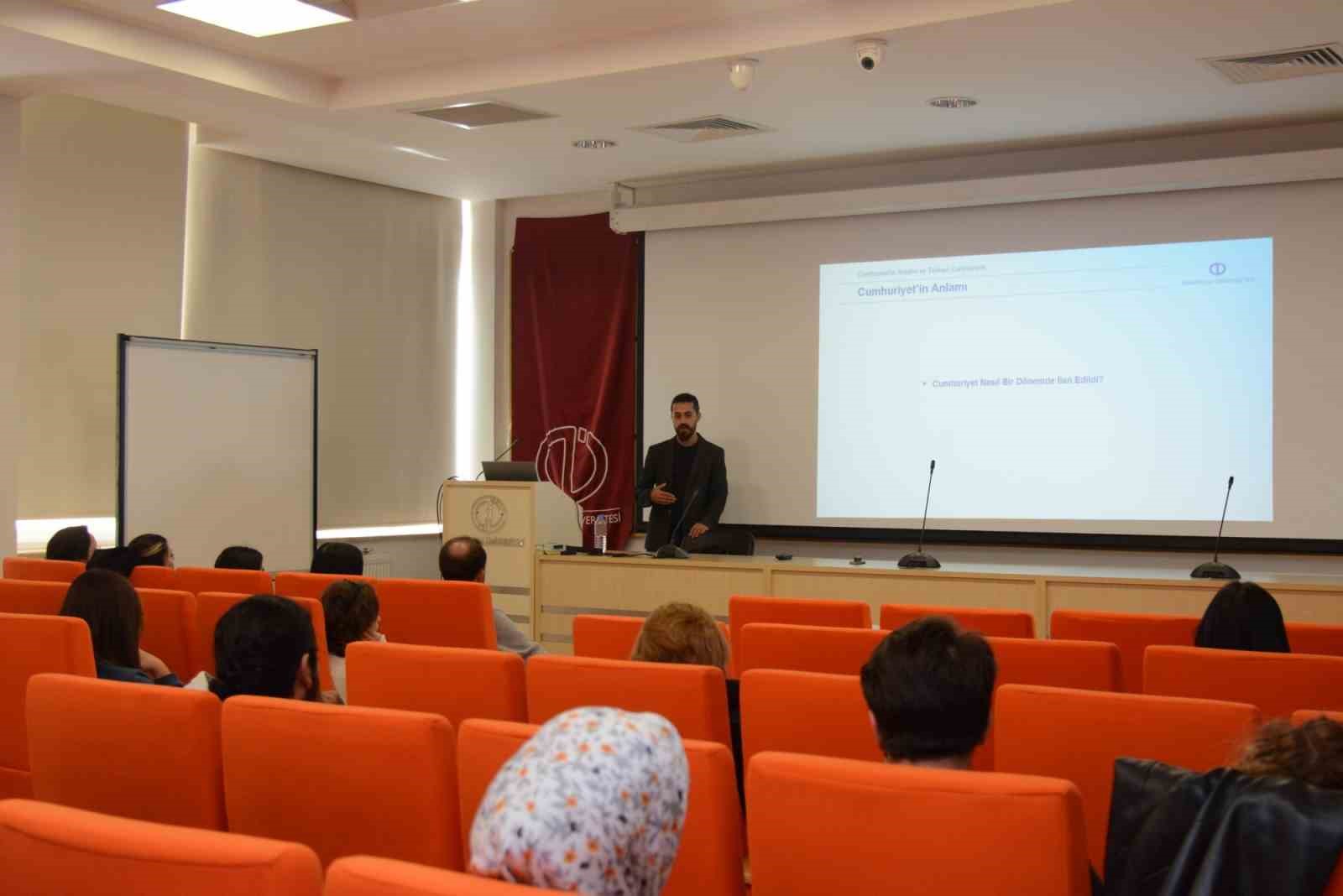Edebiyat Fak&uuml;ltesinde &rsquo;Cumhuriyetin Anlamı ve T&uuml;rkiye Cumhuriyeti&rsquo; konuşuldu
