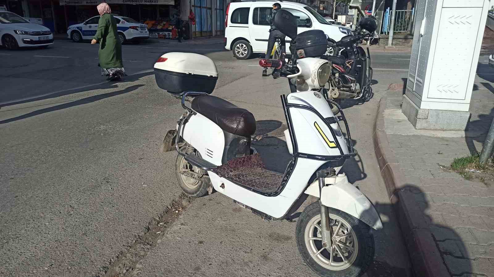 Elektrikli bisiklet yayaya çarptı: 2 yaralı