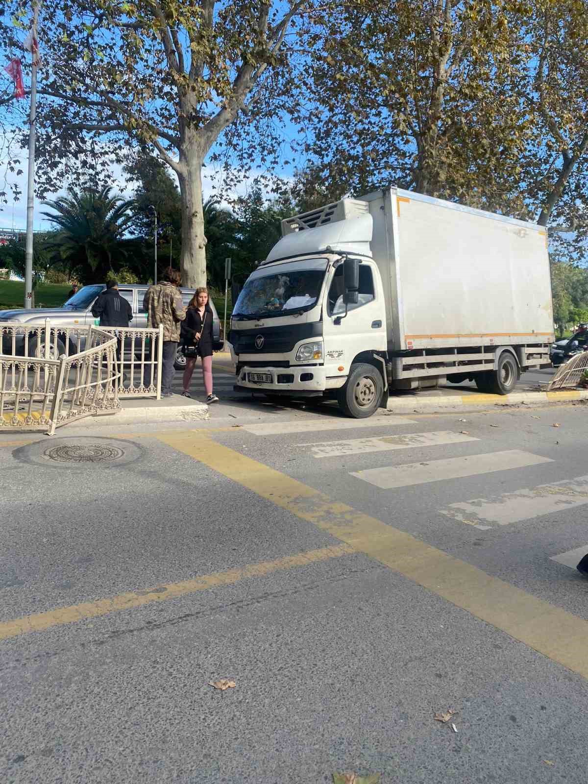 Kamyonet önce duran otomobile, ardından demir parmaklıklara çarptı