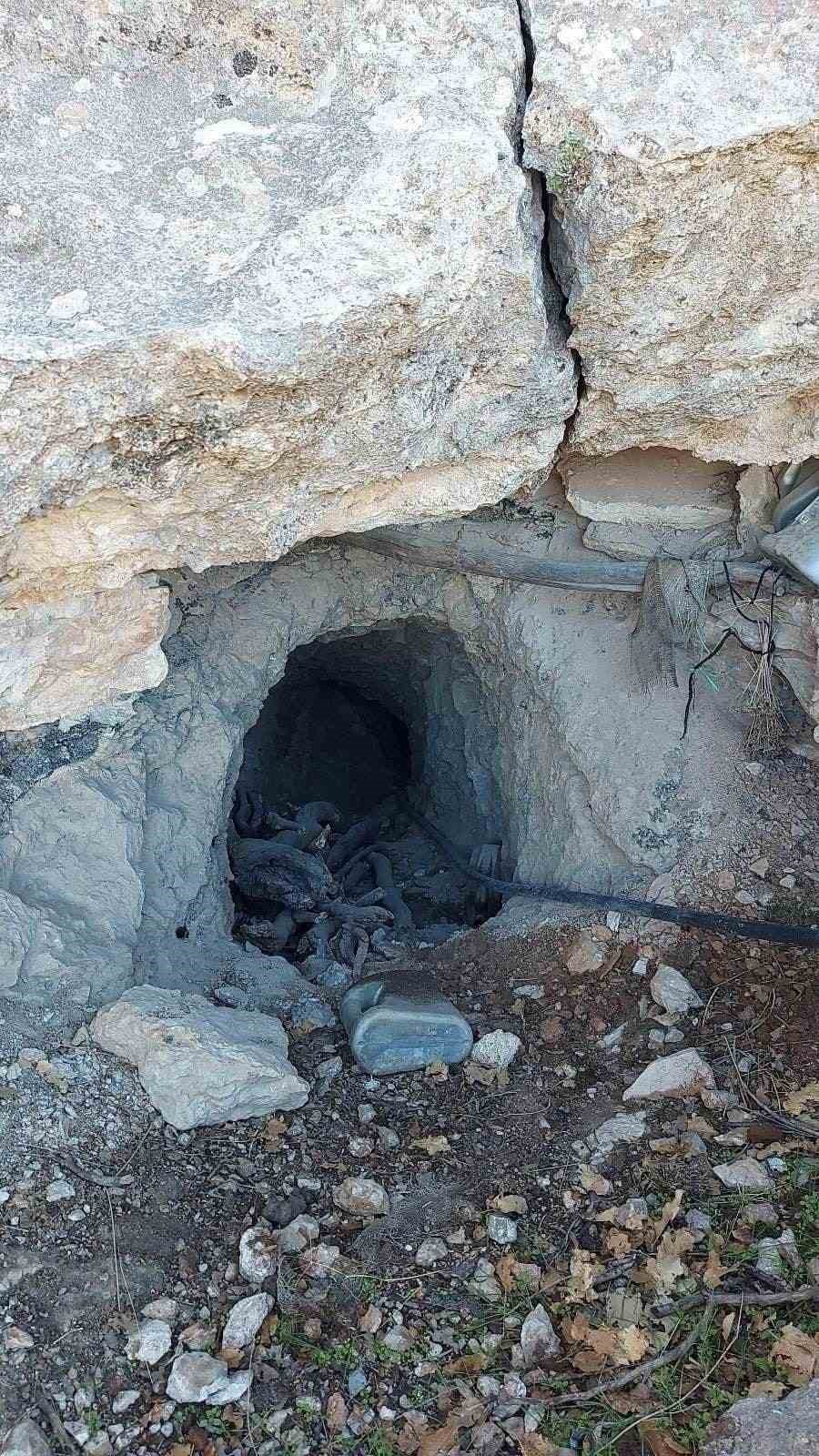 Ter&ouml;ristlerce kullanılan mağarada &ccedil;ok sayıda m&uuml;himmat ele ge&ccedil;irildi
