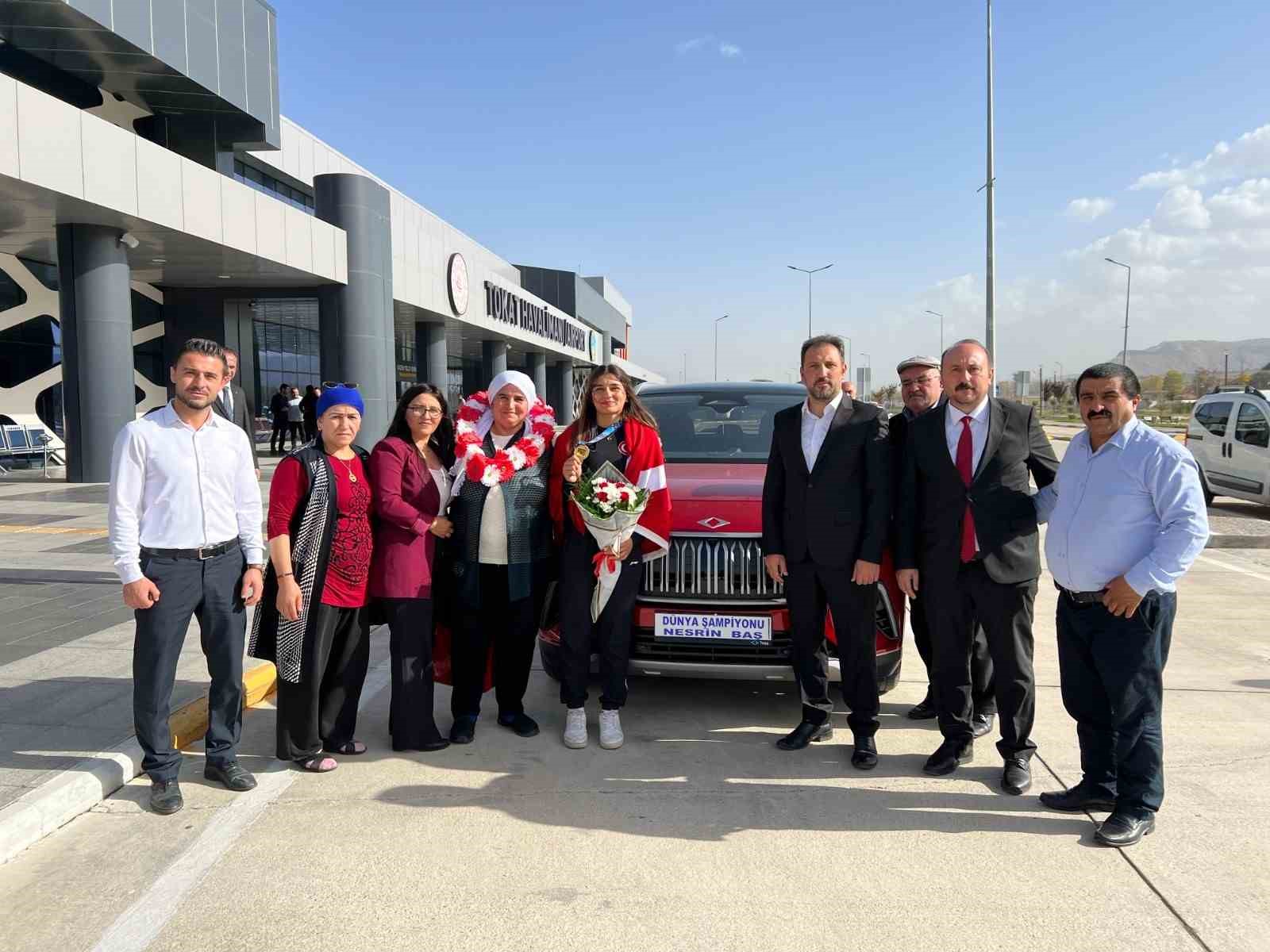 D&uuml;nya şampiyonu memleketinde coşkuyla karşılandı
