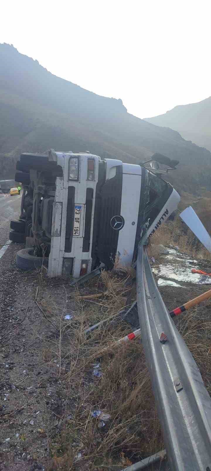 Ağrı&rsquo;da kaza yapan tanker s&uuml;r&uuml;c&uuml;s&uuml; hayatını kaybetti
