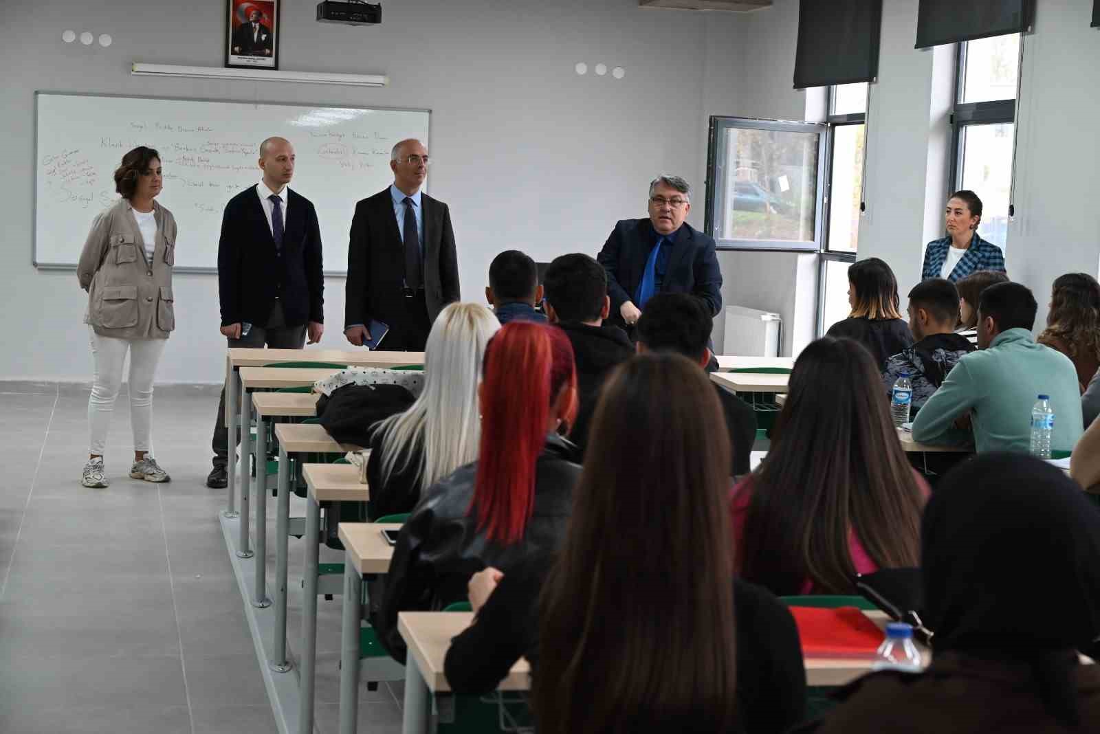 Rekt&ouml;r &Ouml;z&ouml;l&ccedil;er &Ccedil;aycuma Kamp&uuml;s&uuml;nde &ouml;ğrencilerle bir araya geldi
