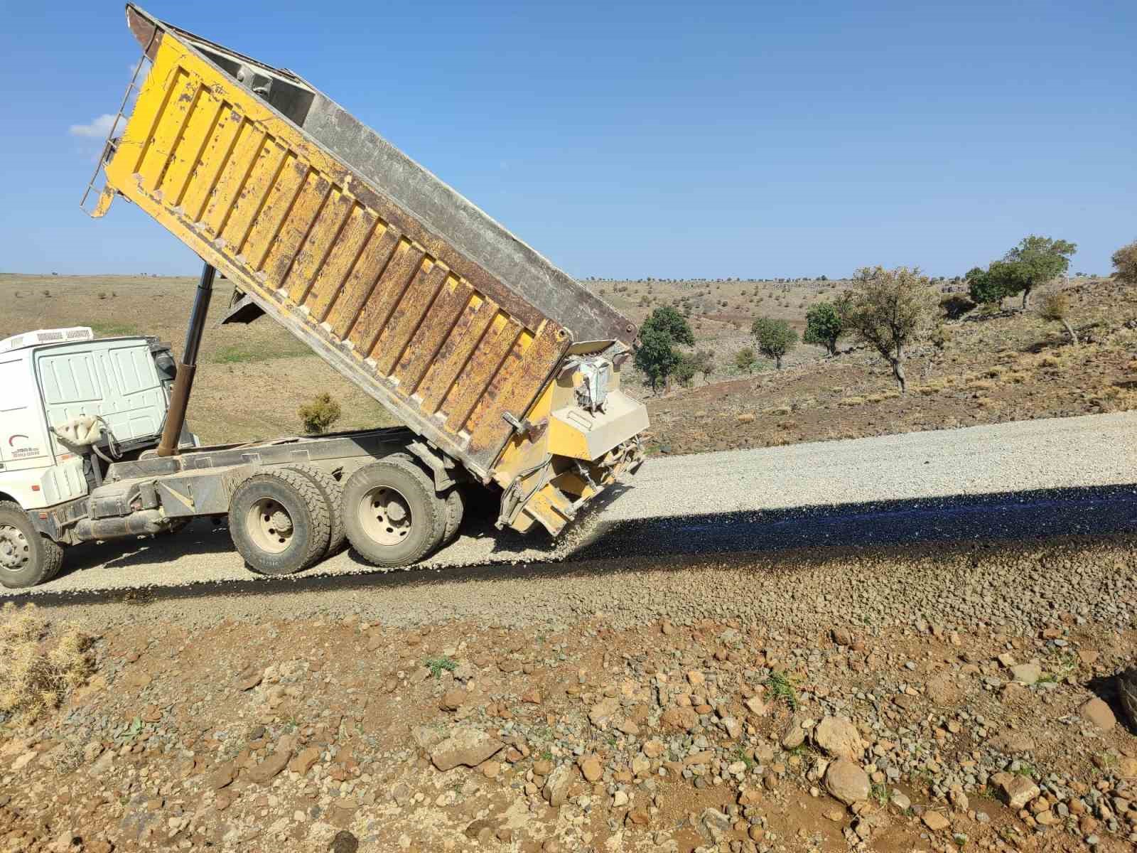 Diyarbakır’da 17 mahallede yol çalışmalarına devam ediyor