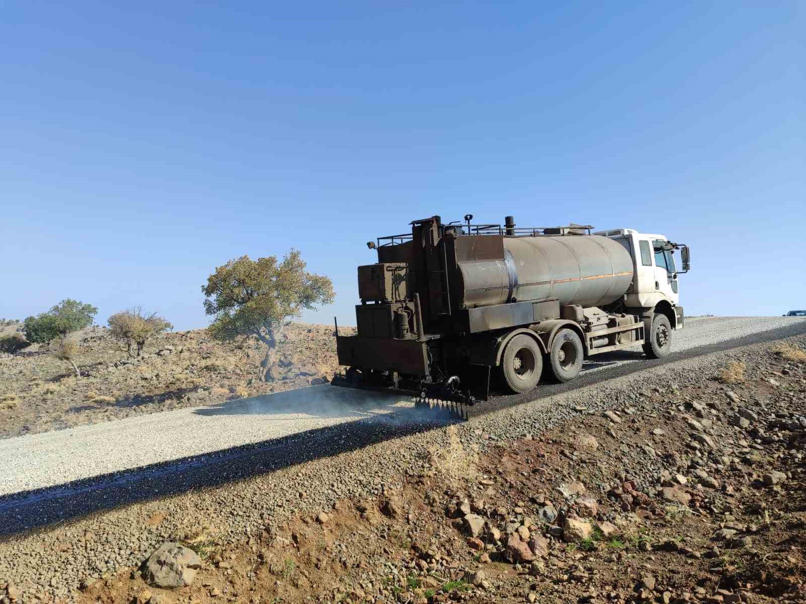 Diyarbakır&rsquo;da 17 mahallede yol &ccedil;alışmalarına devam ediyor
