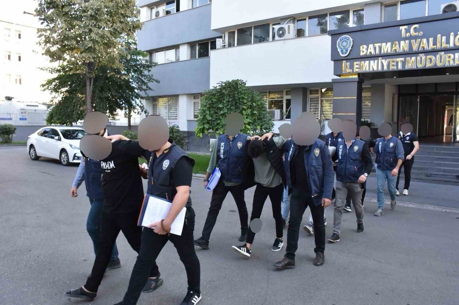 Batman’da sosyal medya üzerinden dolandırıcılık yapan 4 şüpheli tutuklandı