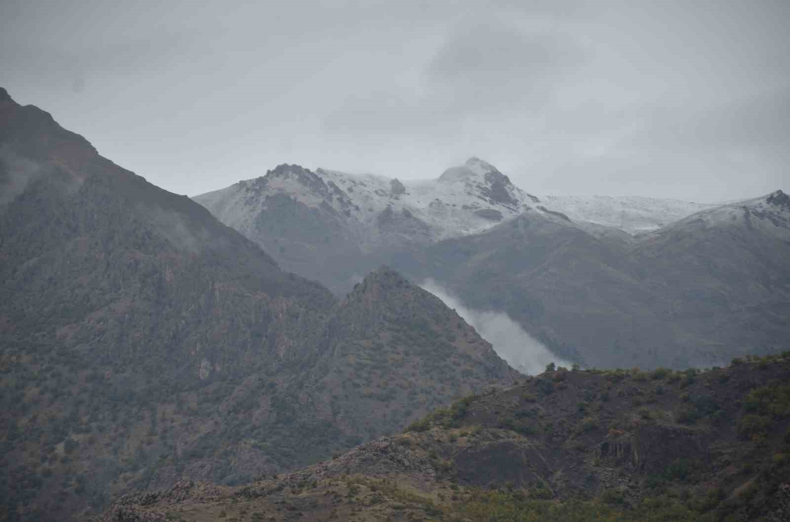 Beytüşşebap’ta dağlar beyaza büründü