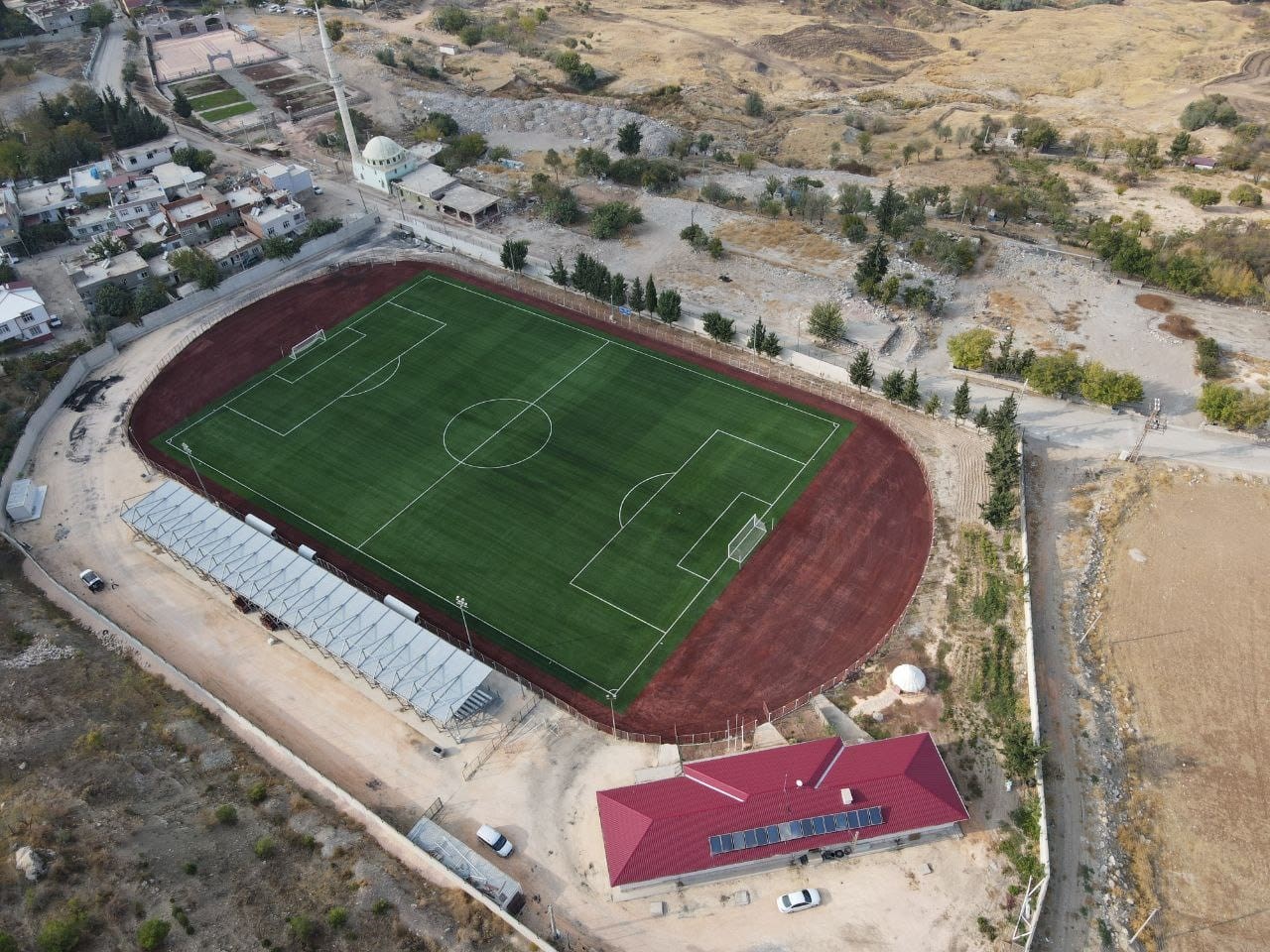 Besni sentetik çim yüzeyli futbol sahası yenilendi