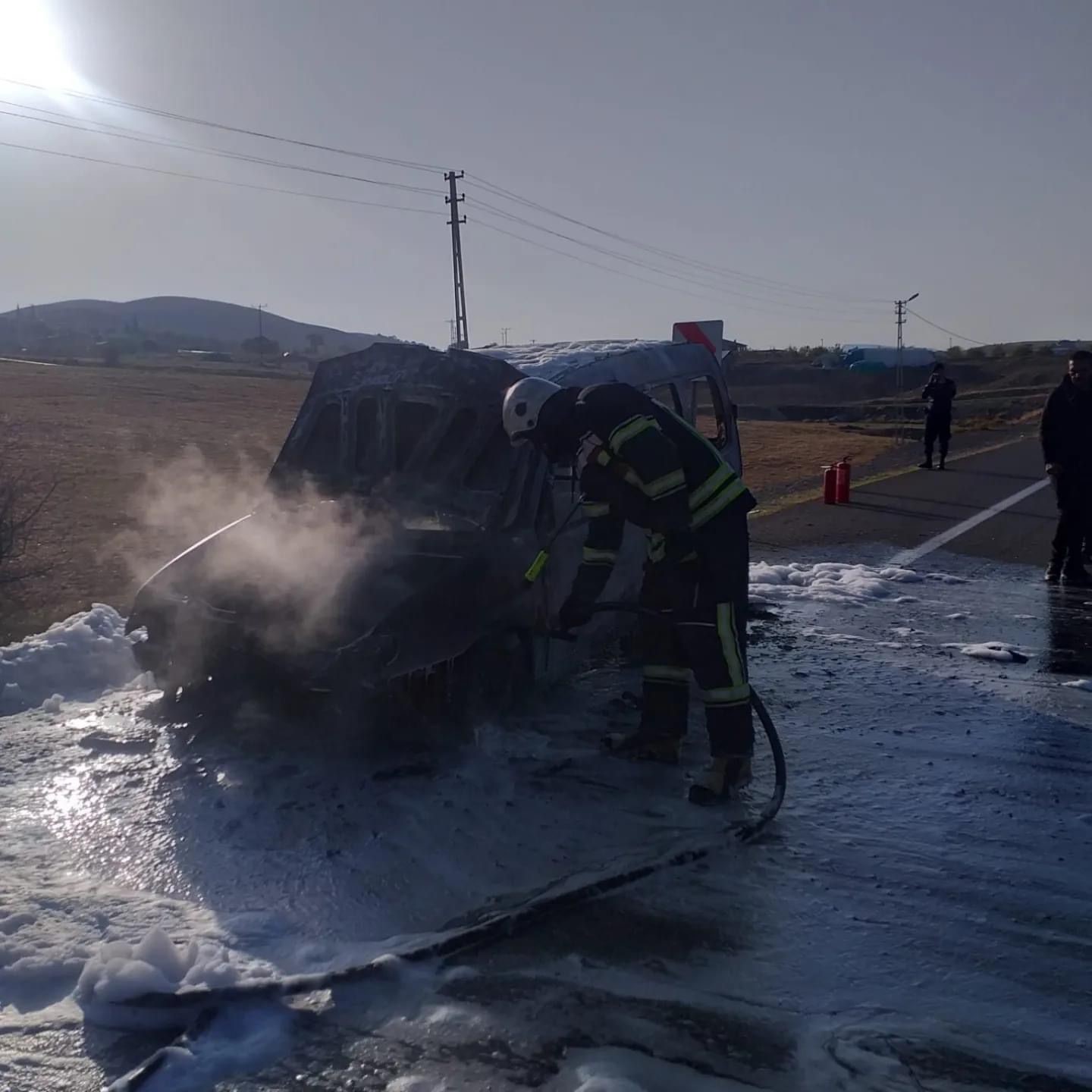 Elazığ’da yanan hafif ticari araç kullanılamaz hale geldi