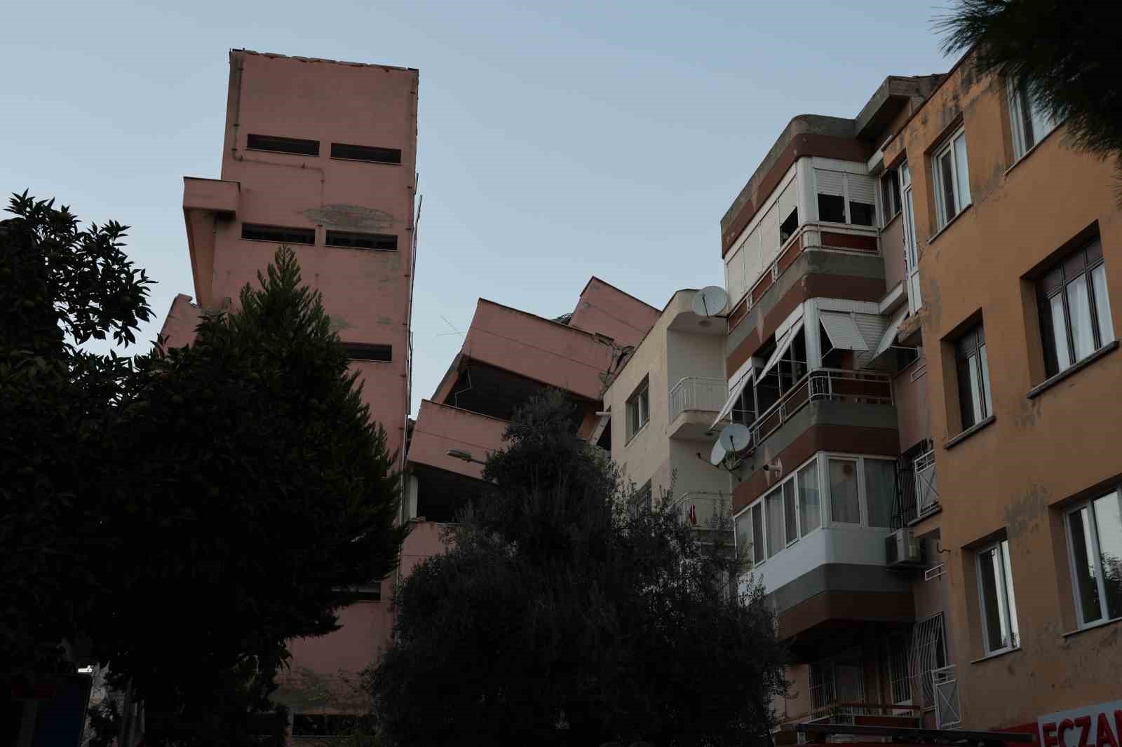 İzmir’de yıkımı yapılan lise yan yattı, 3 apartman boşaltıldı
