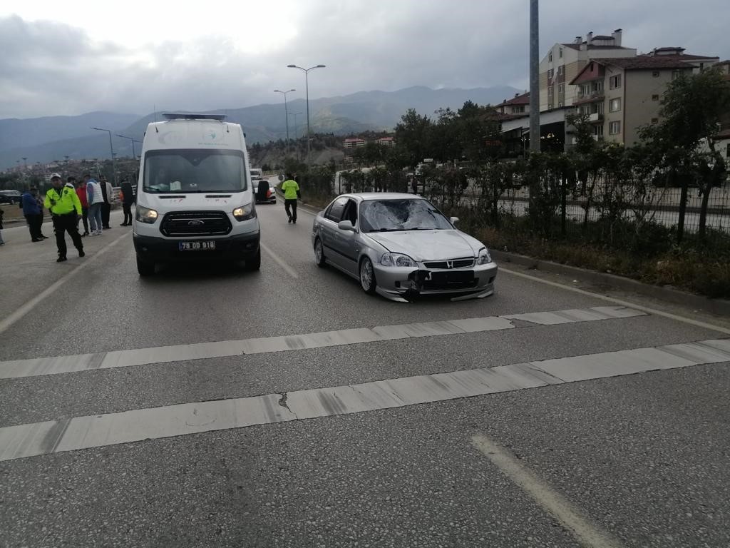 Yolun karşısına geçerken otomobilin çarptığı yaya yaralandı