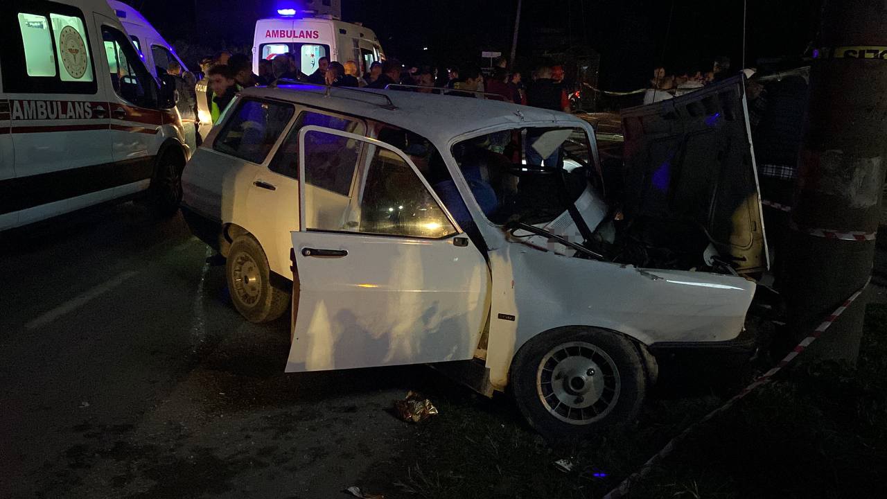 Kocaeli&rsquo;de otomobil elektrik direğine &ccedil;arptı: 4 yaralı
