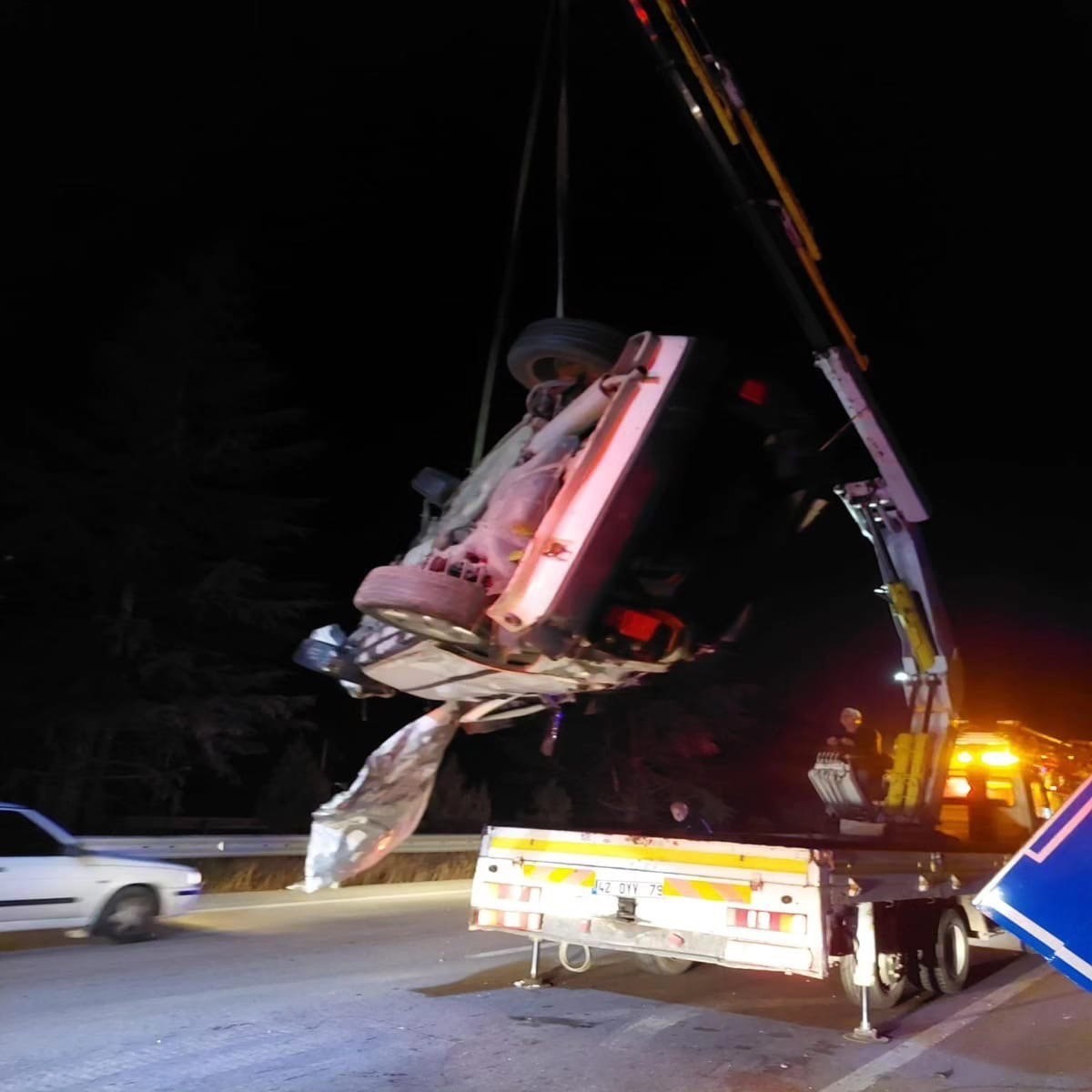 Kontrolden çıkan otomobil şarampole yuvarlandı: 1’i ağır 2 yaralı