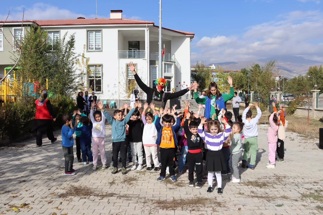 Anaokulu öğrencilerine palyaço sürprizi