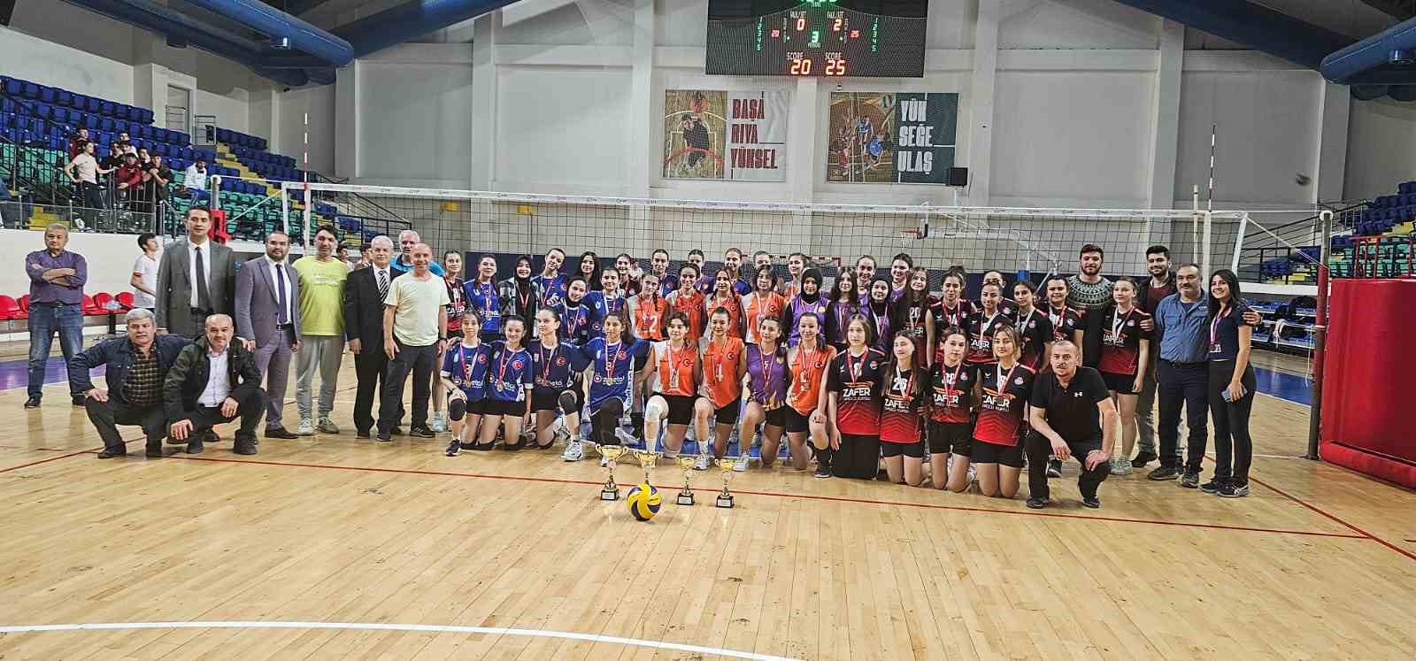 Simav Nurullah Koyuncuoğlu Anadolu Lisesi Genç Kızlar voleybol takımı il şampiyonu