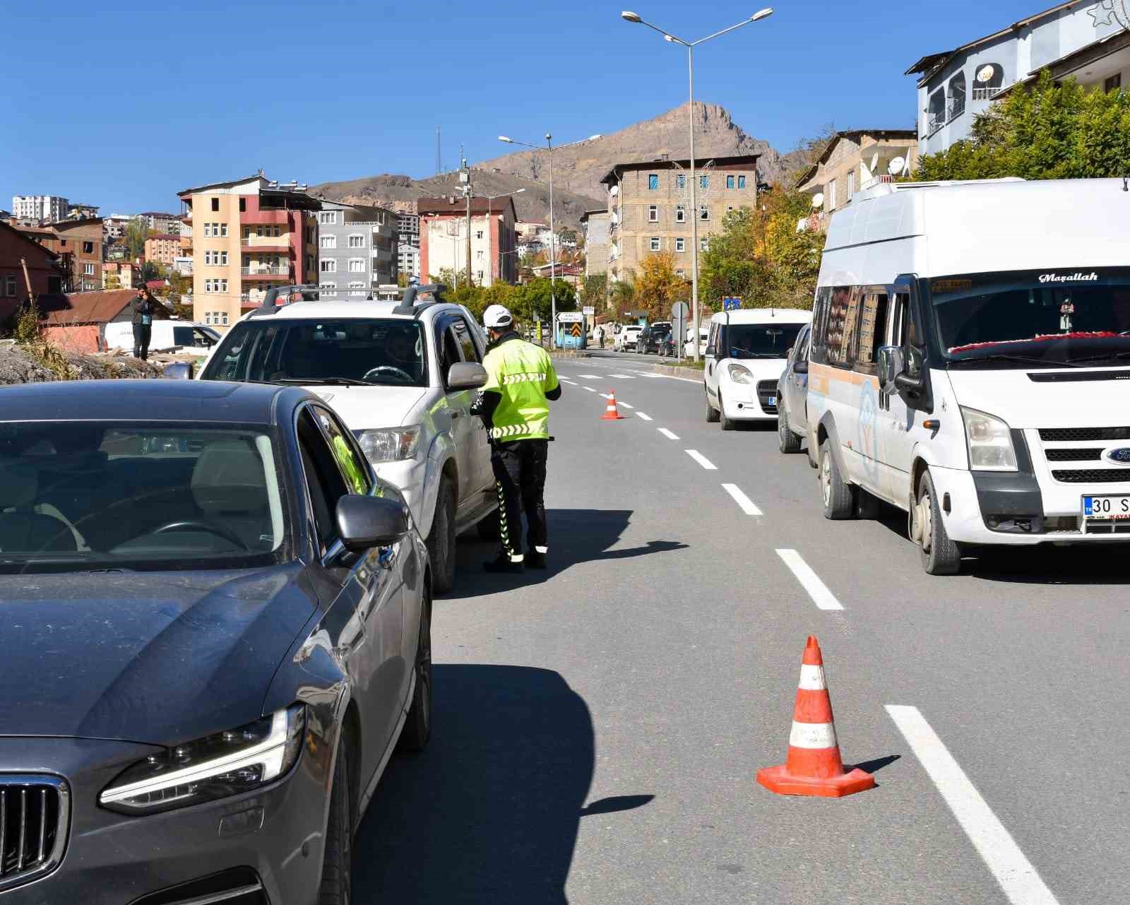 Hakkari polisinden trafik denetimi
