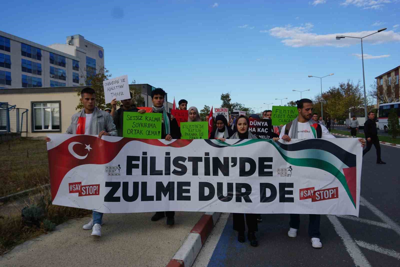 &Uuml;niversite &ouml;ğrencileri Filistin&rsquo;e destek i&ccedil;in bir araya geldiler
