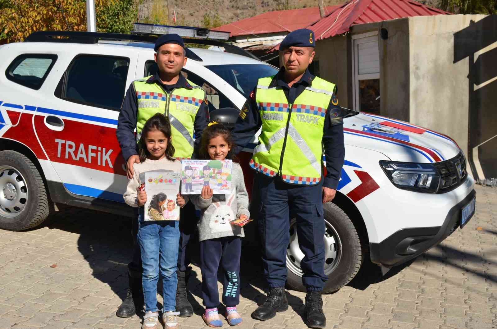 Beytüşşebap’ta jandarma ekipleri sürücüleri kemer takma konusunda uyardı