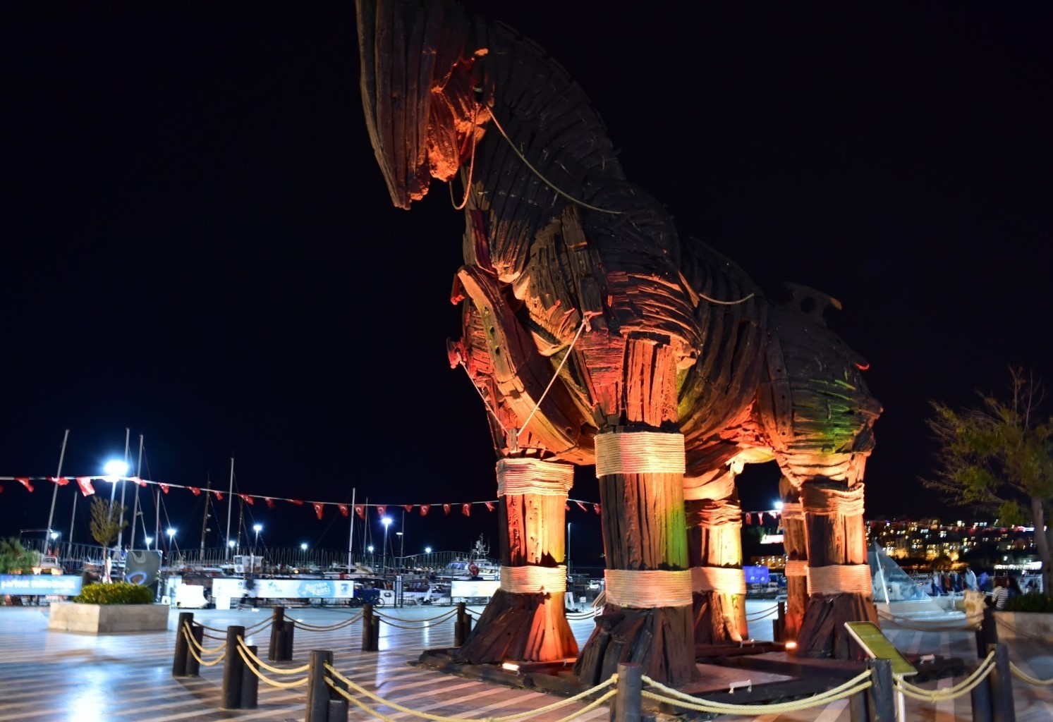 Çanakkale’nin sembolleri farkındalık için turuncu yandı