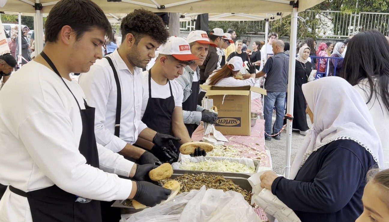 5 ton hamsiyi bedava dağıttılar
