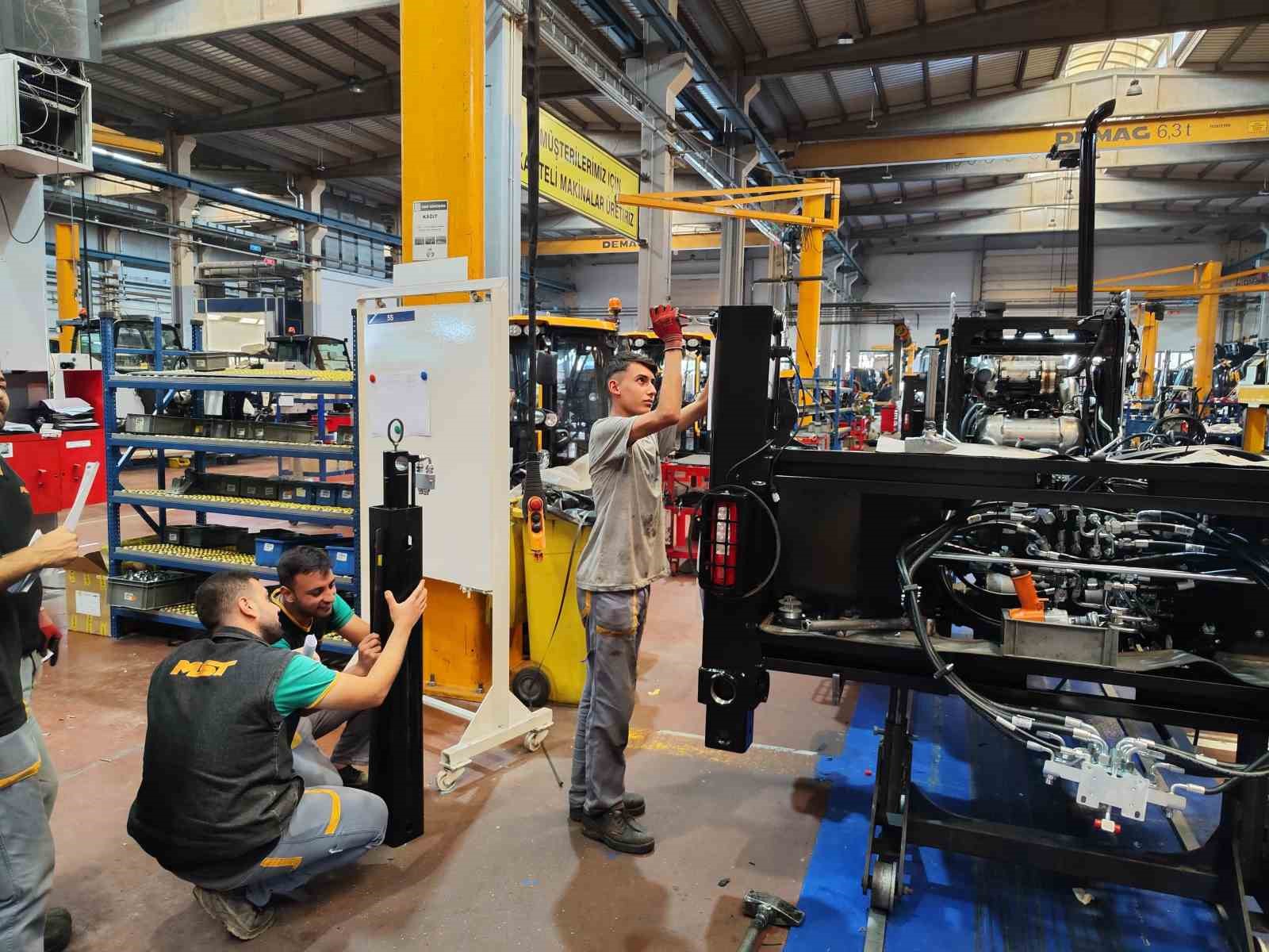 Gen&ccedil;ler meslek hayallerine MST Makina&rsquo;da kavuşuyor
