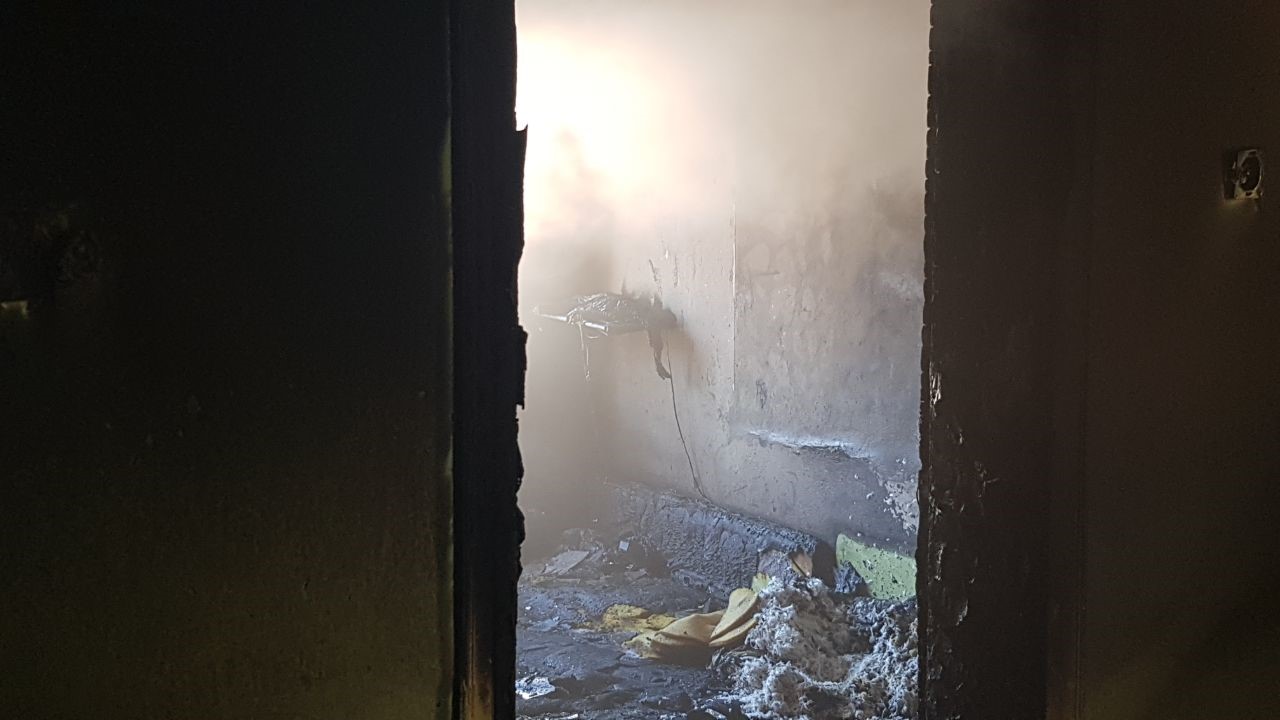 İki katlı evde çıkan yangında faciayı itfaiye önledi