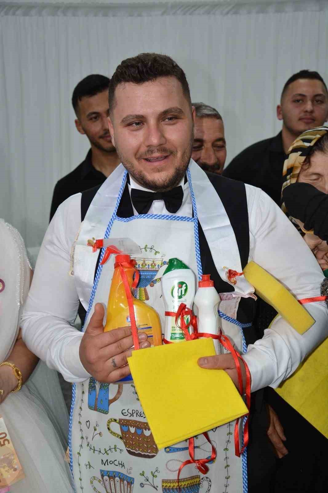 Damada takı yerine ayva taktılar
