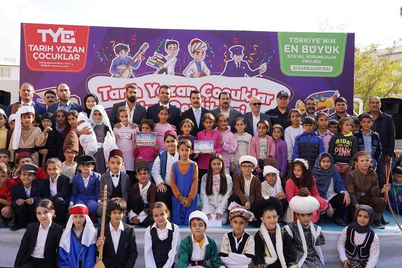 Diyarbakır’da ‘Tarih Yazan Çocuklar’ sahnede yerini aldı