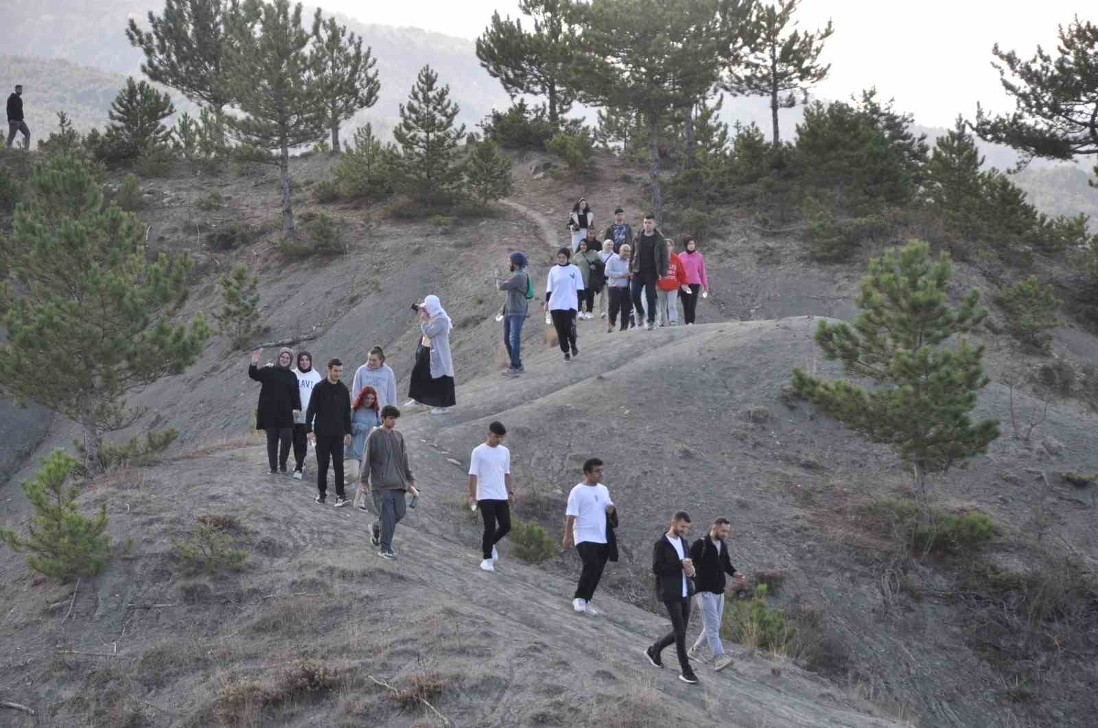 Şehitler için 4 kilometre yürüdüler
