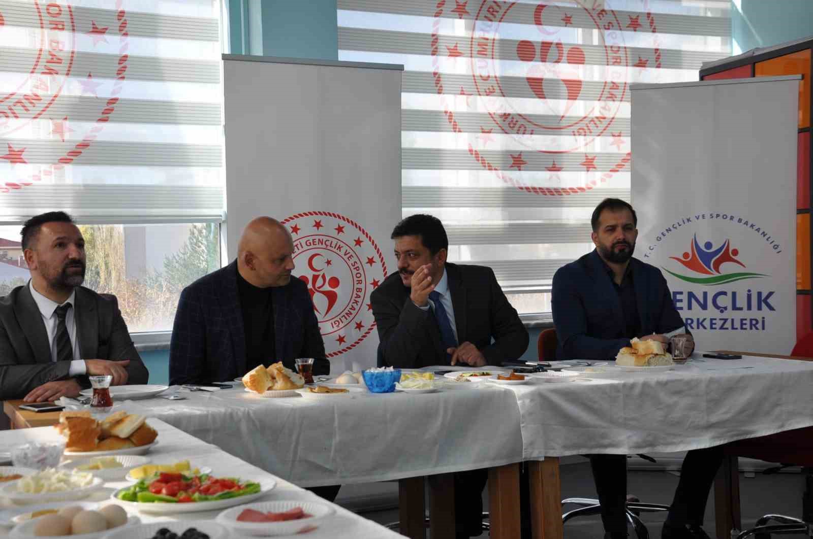 Gen&ccedil;lik Spor M&uuml;d&uuml;r&uuml; Y&uuml;reğil, basınla buluştu
