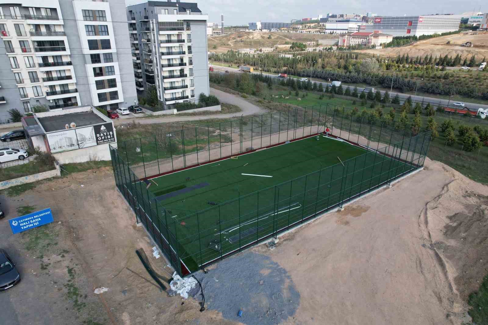 &Ccedil;ayırova&rsquo;da halı saha mesaisi
