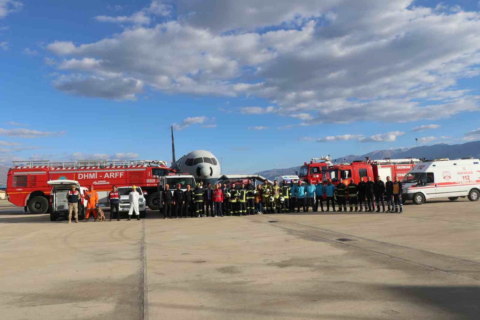 Erzincan&rsquo;da ger&ccedil;eği aratmayan u&ccedil;ak kazası tatbikatı
