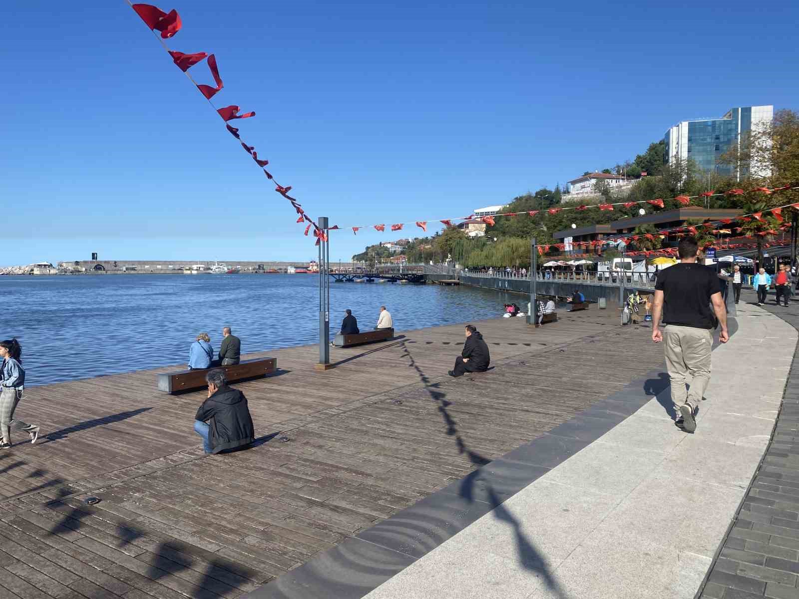 Sıcak havayı g&ouml;ren sahile koştu
