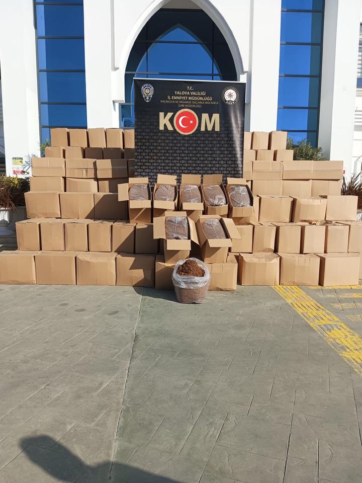 Osman Gazi Köprüsü’nde durulan kamyonda tonlarca tütün yakalandı