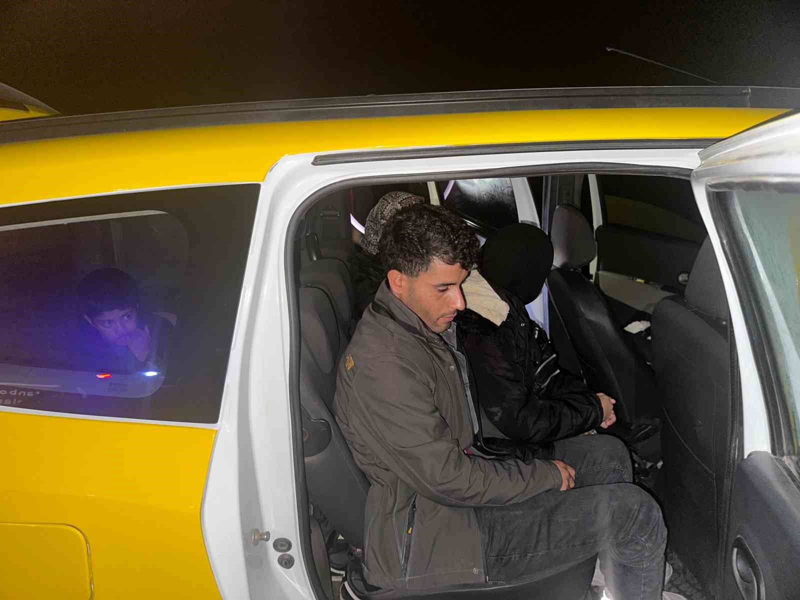 Ezine’de 8 kaçak göçmen yakalandı, 1 göçmen kaçakçısı tutuklandı