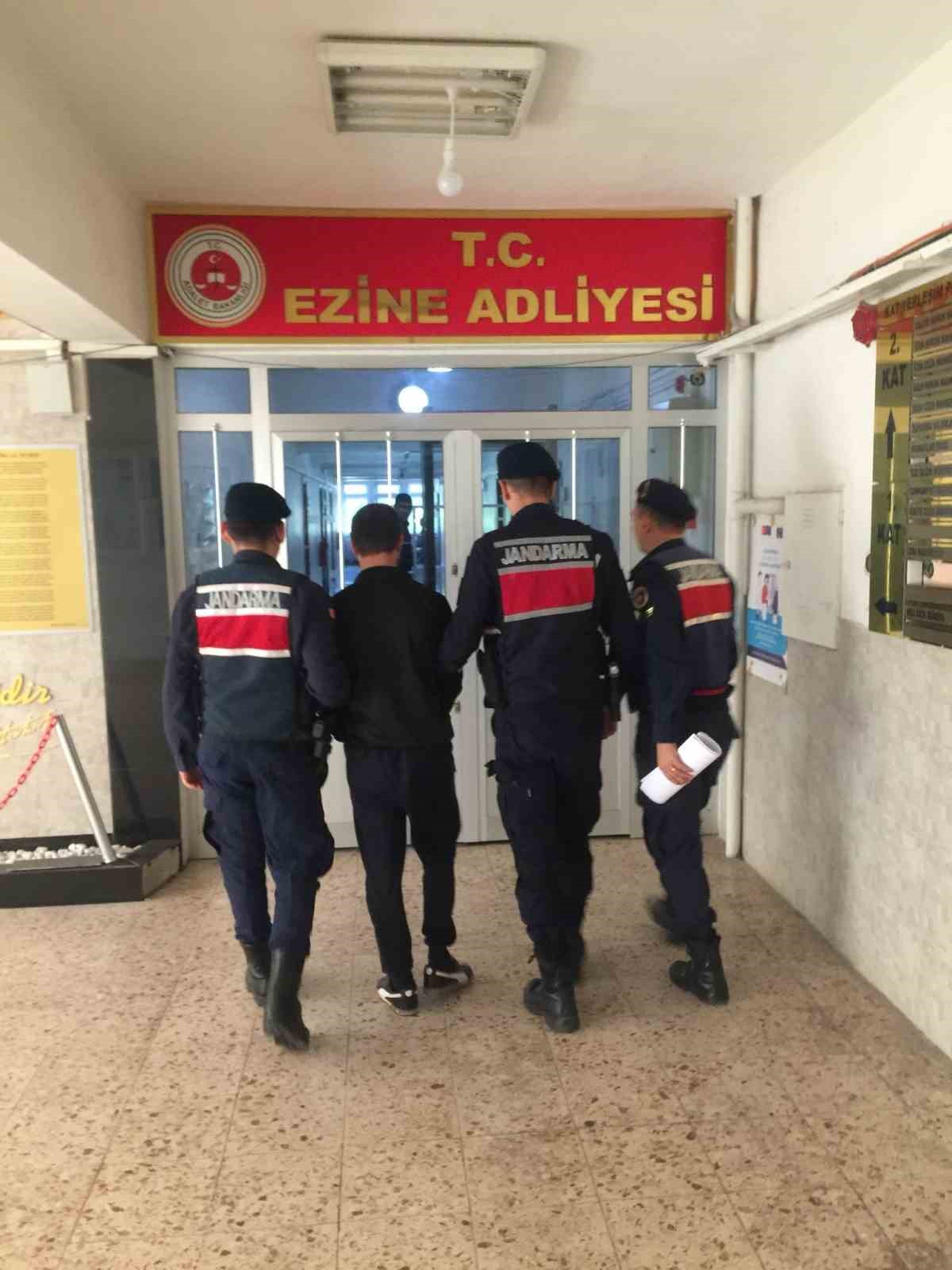 Ezine’de 8 kaçak göçmen yakalandı, 1 göçmen kaçakçısı tutuklandı