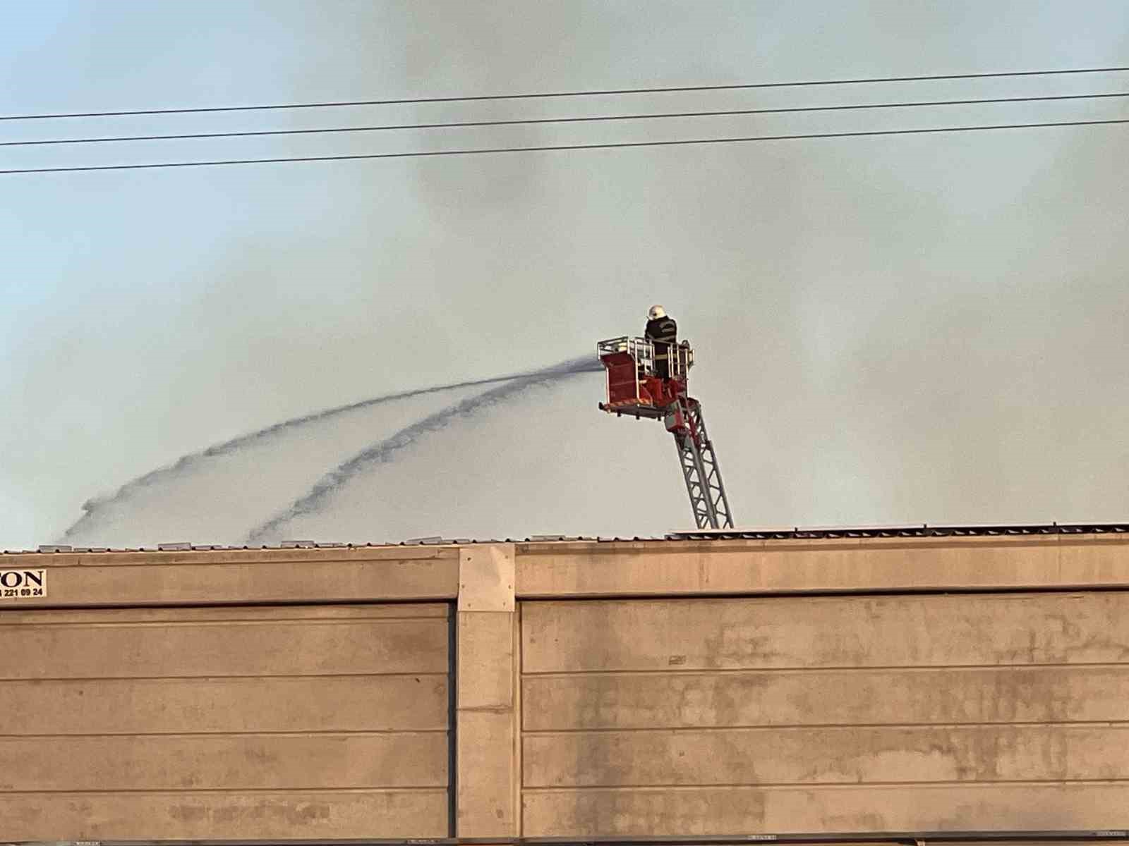 Pamuk deposundaki yangın kontrol altına alındı
