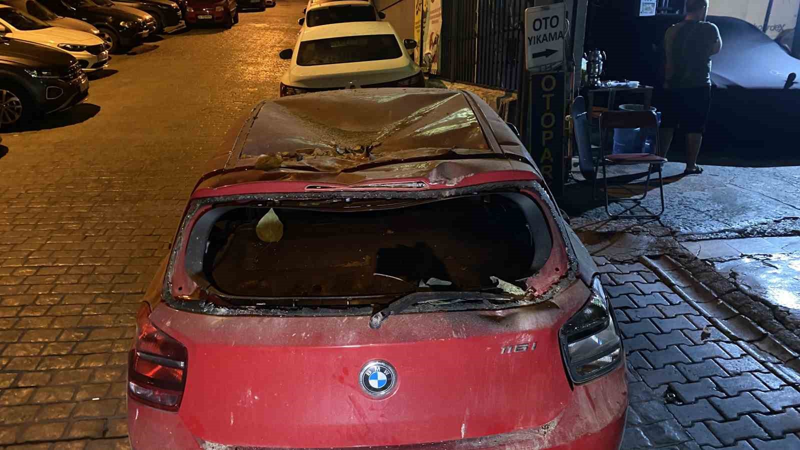 Beyoğlu’nda metruk binadan dökülen taşlar park halindeki 3 aracı pert etti